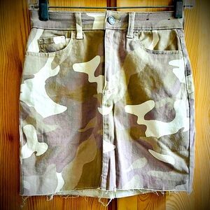 Hollister Camo Jean Skirt / 00 / 23
